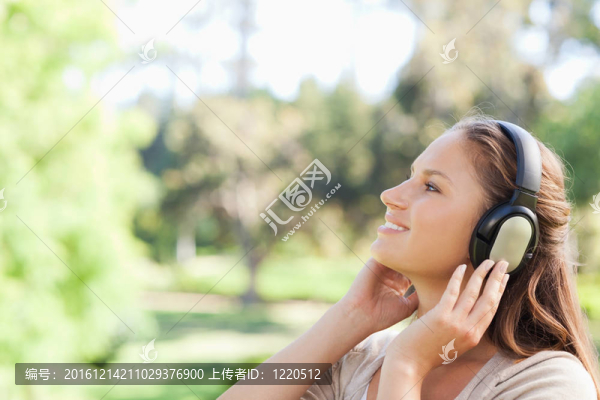 在公園里欣賞音樂的女人的側(cè)面
