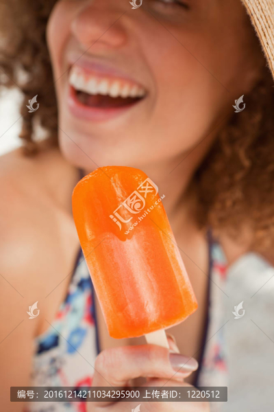 Orange,Popsicle由一個微笑的年輕女人