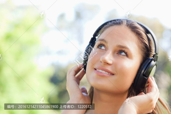 在公園里聽音樂的女人