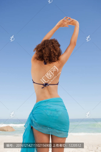 一個在海灘養(yǎng)過她的手美女后視圖