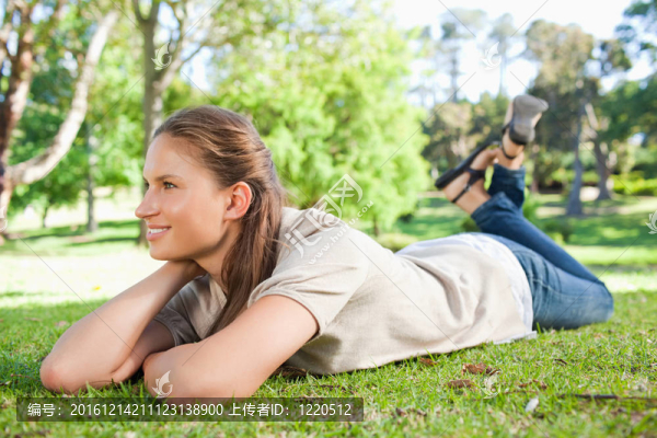 在公園里休息一會兒的女人