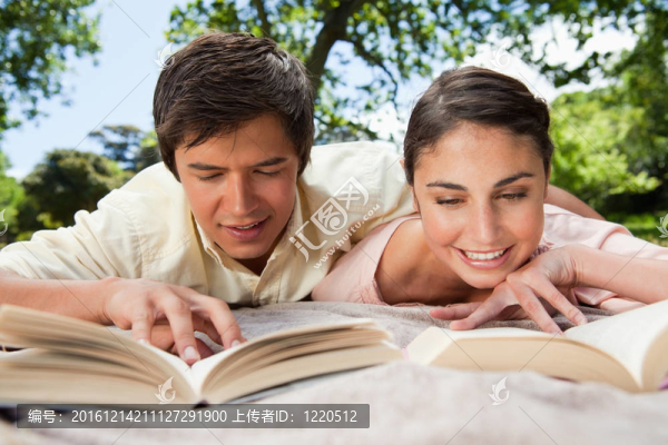 兩個(gè)朋友邊看書邊微笑