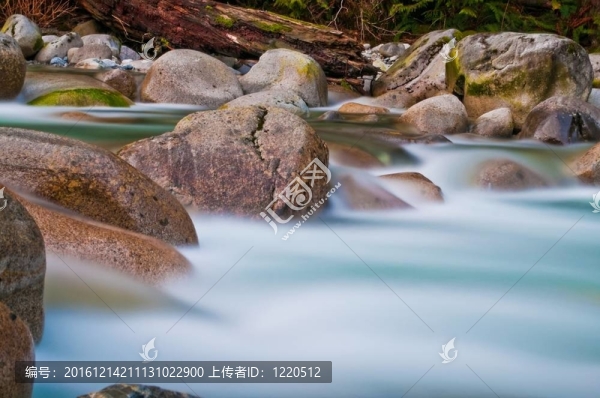 迷離的藍(lán)色溪流