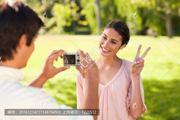 男子拍了一張朋友給他和平標(biāo)志的照片-匯圖網(wǎng) www.fosd68.com 男子拍了一張朋友給他和平標(biāo)志的照片