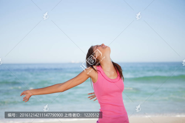 年輕女子在海灘上曬日光浴