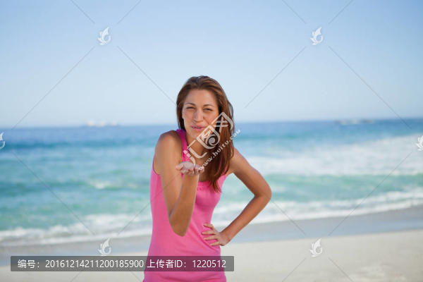 年輕女子在沙灘上飛吻