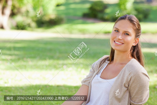 微笑的女人在公園里享受她的每一天