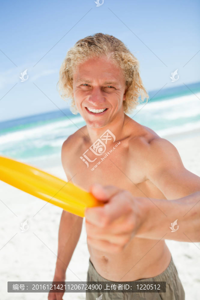 微笑的人，站在海灘上玩飛盤