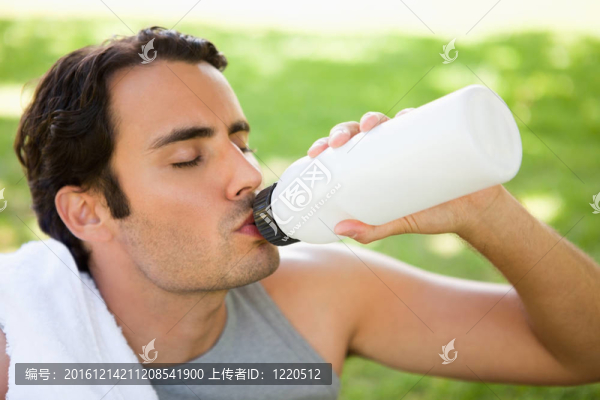 男人閉著眼睛喝著運動瓶喝酒
