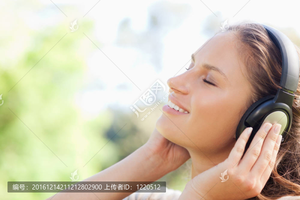 一個在公園里欣賞音樂的婦女的側(cè)面圖