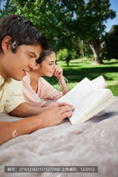 兩個朋友在公園看書