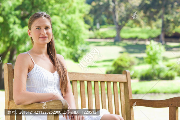 坐在公園長椅上的女人
