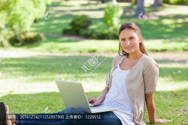 女人坐在草坪上