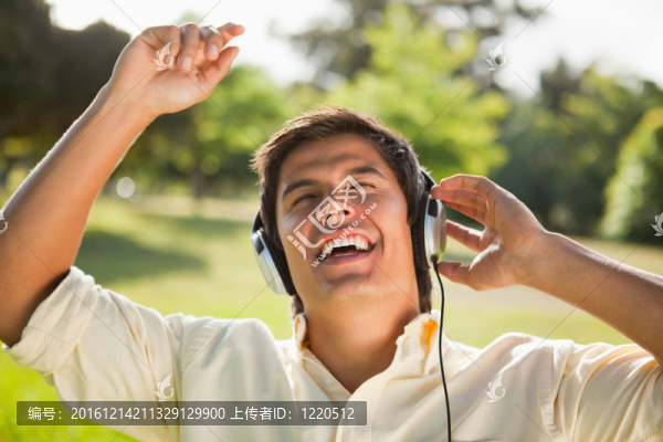 在公園里用耳機聽音樂的時候，他的手臂在唱歌