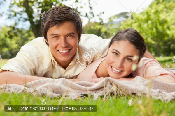 兩個朋友在毯子上微笑著向前看