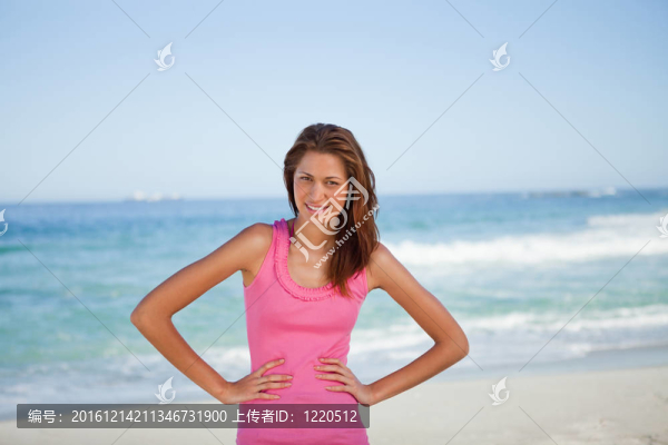 年輕女子曬日光浴，雙手叉腰站