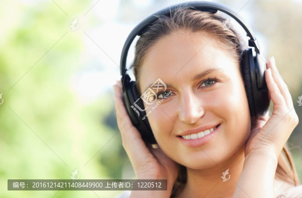 一個(gè)女人在公園里聽(tīng)音樂(lè)