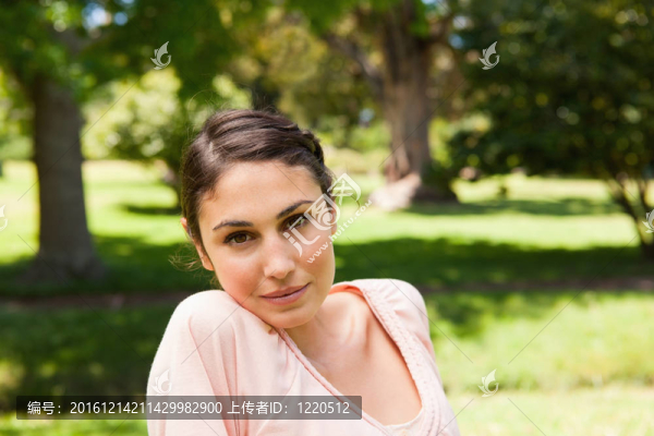 表情嚴(yán)肅的女人向前看