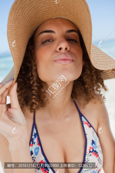 年輕漂亮的女人站直撅起的嘴唇