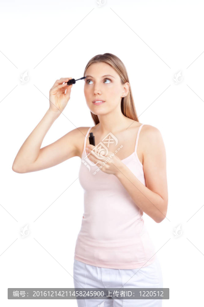 女人涂睫毛膏