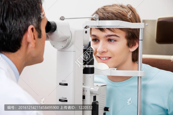 對一個(gè)男孩進(jìn)行的視野測試