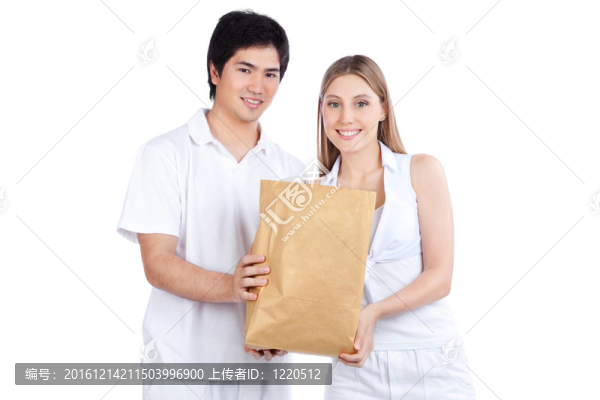 年輕夫婦拿紙袋