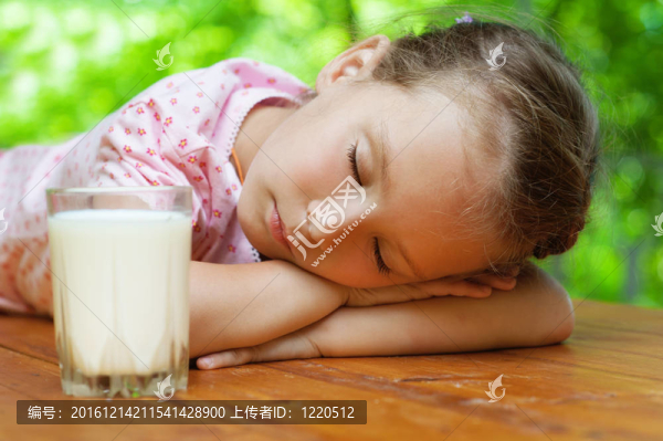 小女孩睡在一杯牛奶里