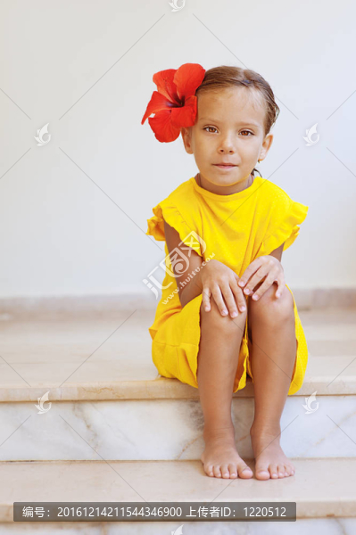 穿黃色連衣裙的小女孩