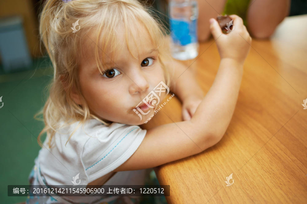 小女孩吃巧克力棒