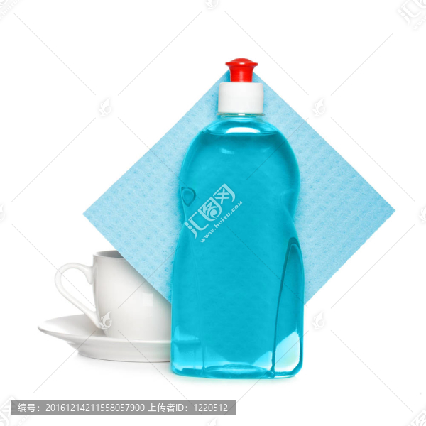 洗干凈的杯子和海綿的液體