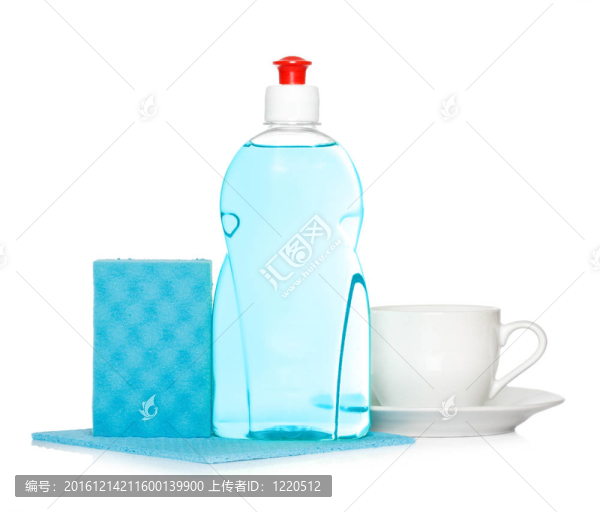洗干凈的杯子和海綿的液體