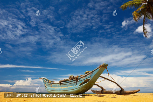 熱帶海岸的船和椰子樹(shù)
