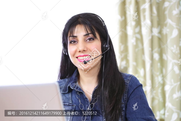 網(wǎng)絡(luò)電話的女