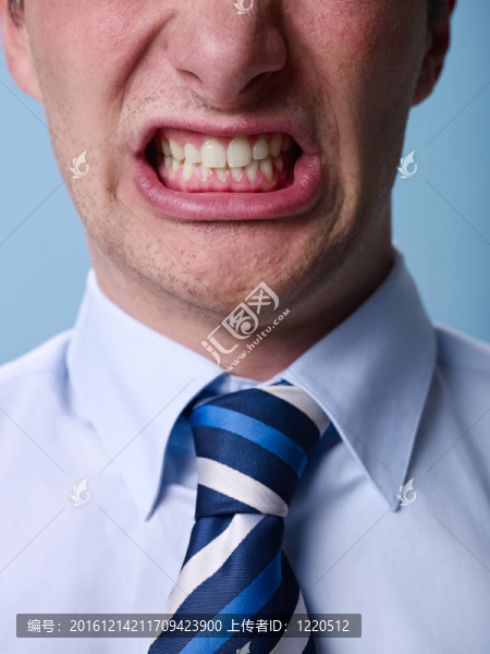 憤怒男子對著相機大喊。閉合
