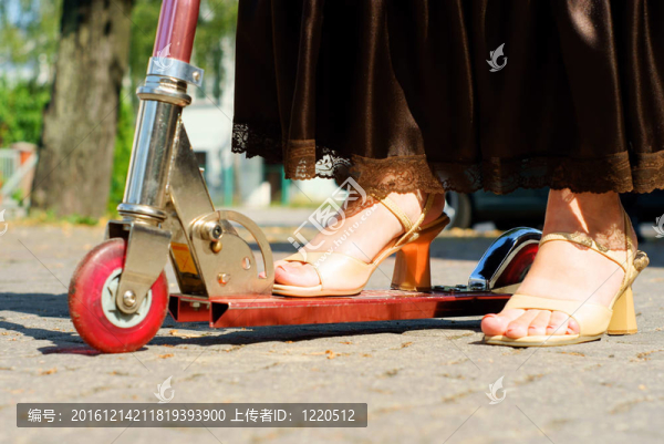 女子腳踏滑板車