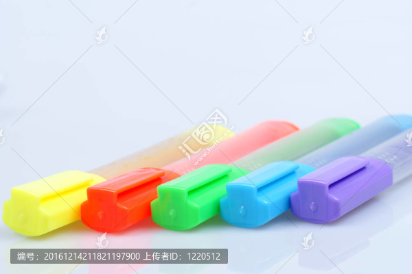 白色背景上的彩色標(biāo)記。