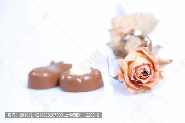 果仁巧克力和玫瑰
