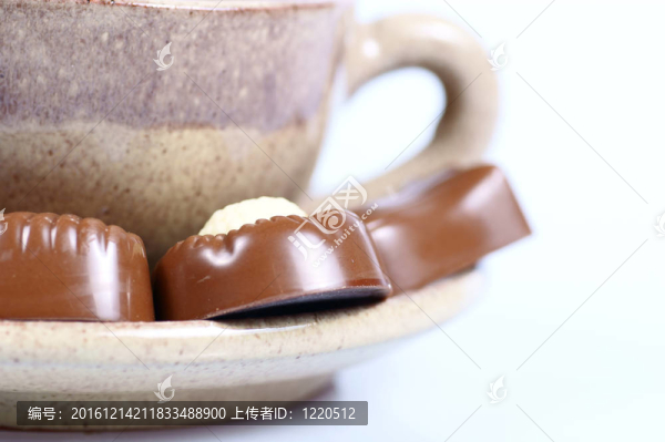 果仁巧克力杯黑咖啡與白