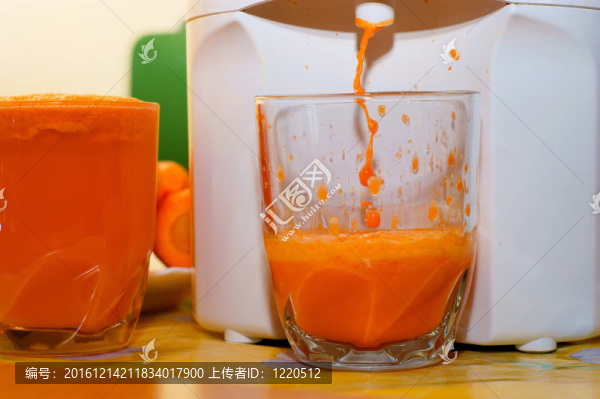 玻璃中的胡蘿卜汁；榨汁機(jī)