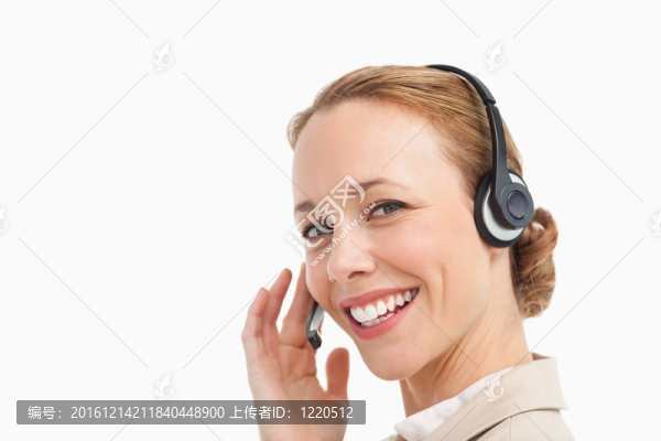 一個漂亮的女人在一個西裝與耳機肖像