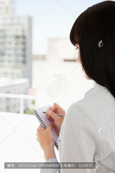 一個(gè)商人，她回到相機(jī)開(kāi)始寫(xiě)下來(lái)的信息，她雖然