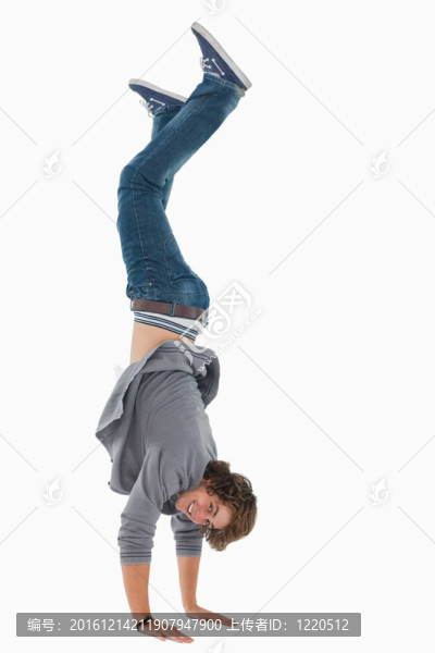 男生擺倒立