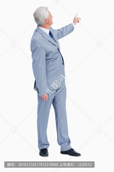 商人指著他身后