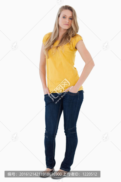 年輕女子雙手插在口袋里