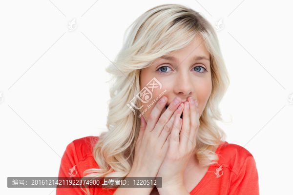 驚訝的漂亮女人把手放在嘴上
