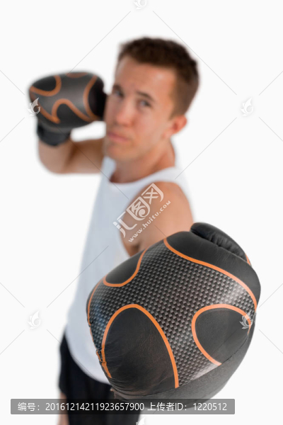 靠近曲臂揮拳向上直擊拳