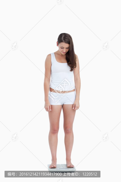 年輕的黑發(fā)女子站在秤