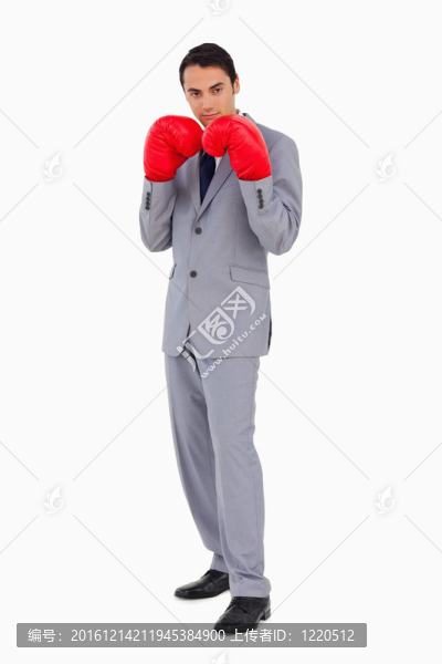穿著拳擊手套的男子