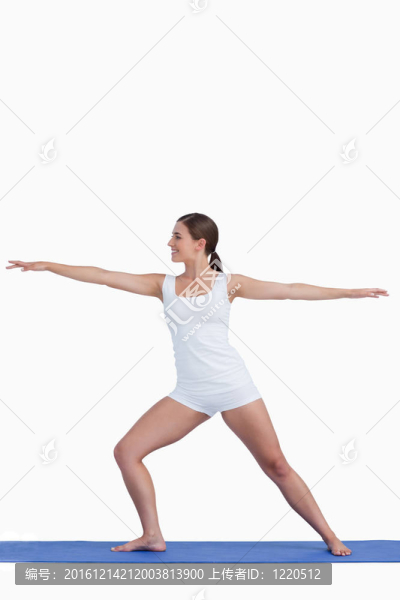 在墊子上練習瑜伽的微笑女人