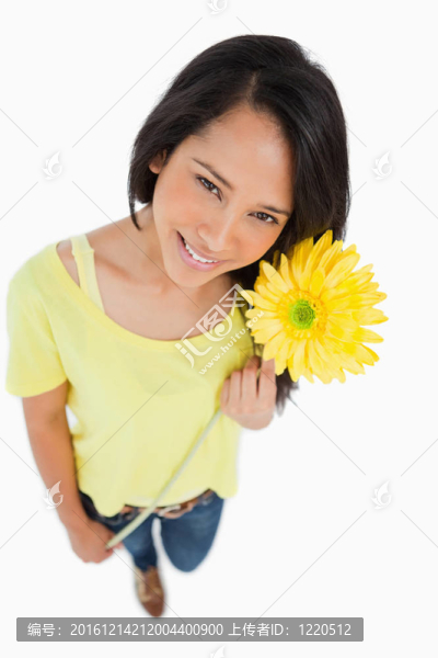 一個拉丁女人抱著花的高視角